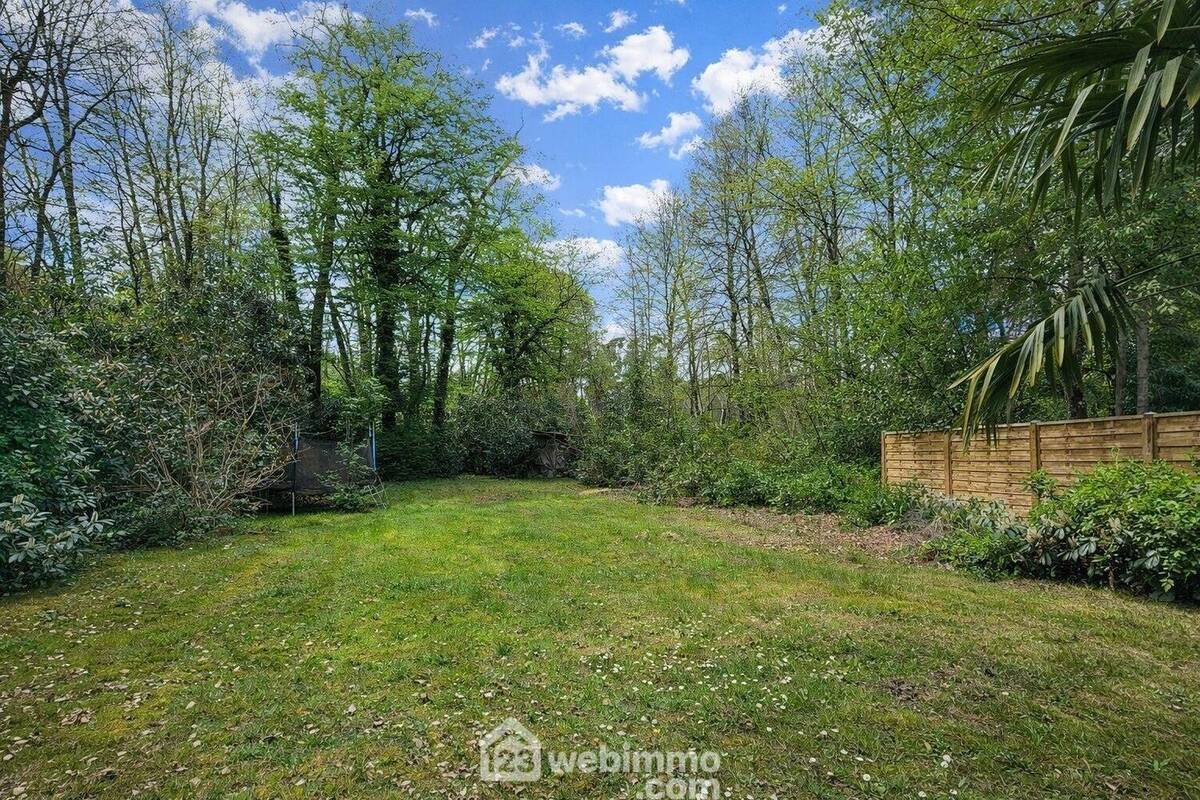 Un jardin clos et plat en lisière de forêt. - Maison à NOISY-SUR-ECOLE