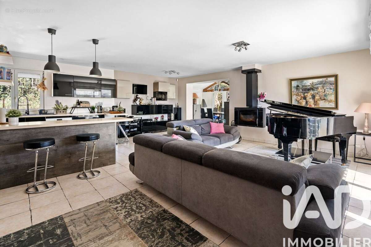 Maison 211 m² à Cailloux-Sur-Fontaines  - photo 5
