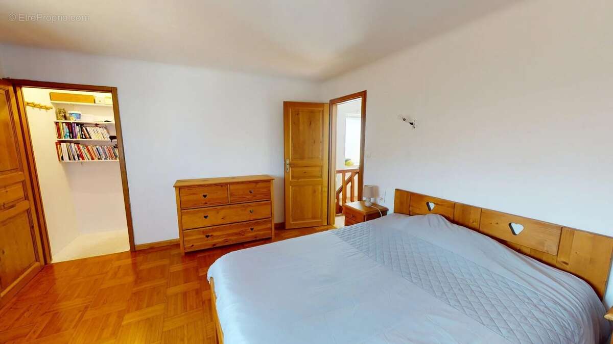 Maison à SAINT-MITRE-LES-REMPARTS