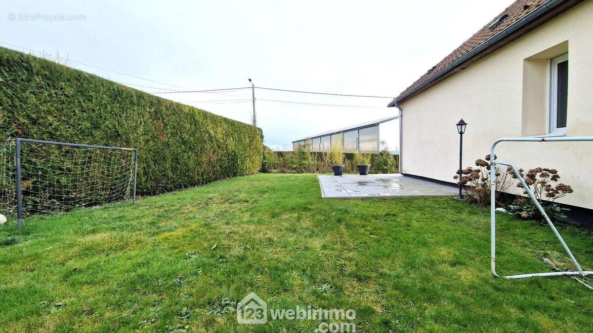 Erigé sur une parcelle de 620 m² - Maison à MONTCORNET