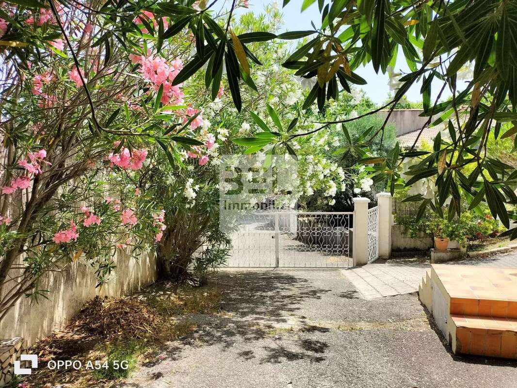 Maison à LAUDUN-L'ARDOISE