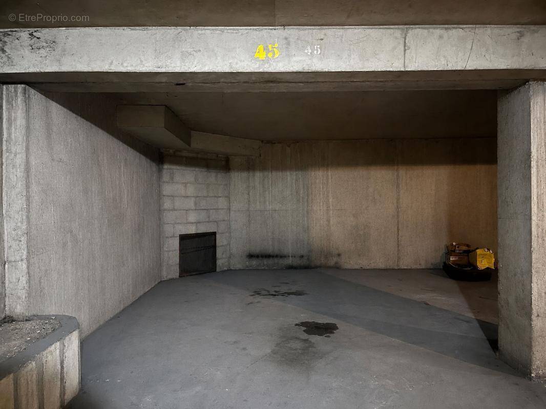 Parking à PARIS-11E