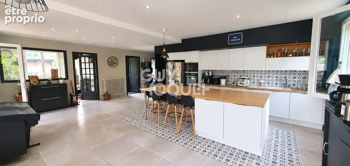 Maison d'exception à Vals les Bains de 190 m²  aux multiples possibilités - photo 4