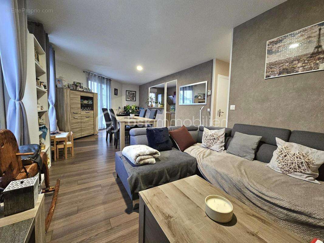 Appartement à VAUJOURS