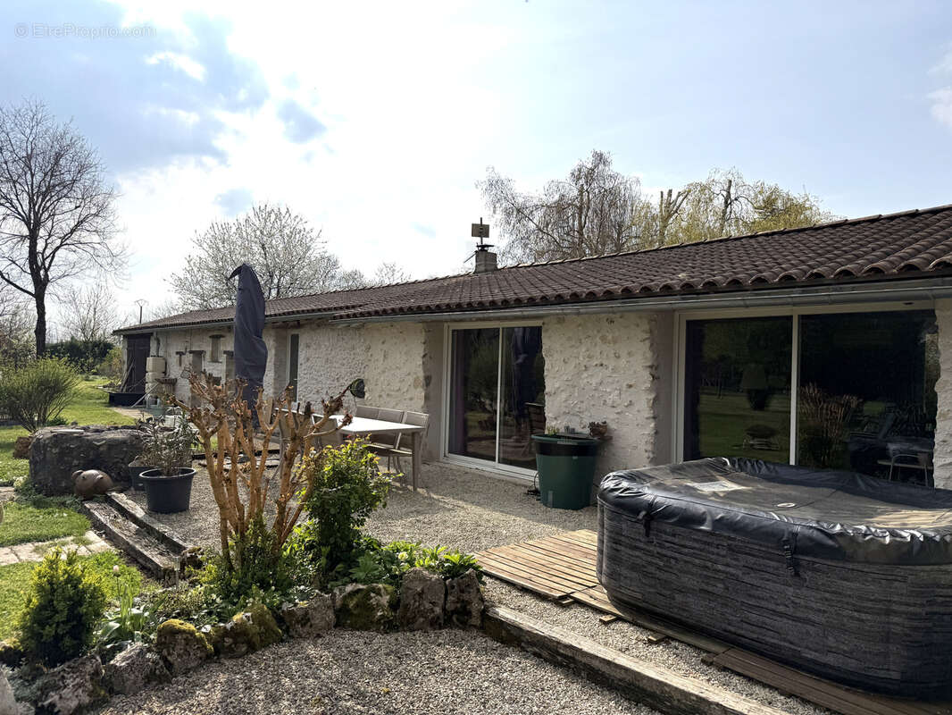 Maison à SAINT-MAURICE-LA-CLOUERE