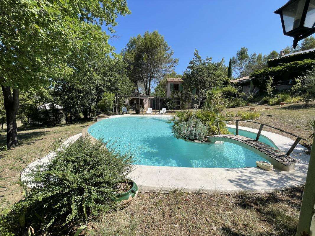 Maison 265 m² à Rognes  - photo 4