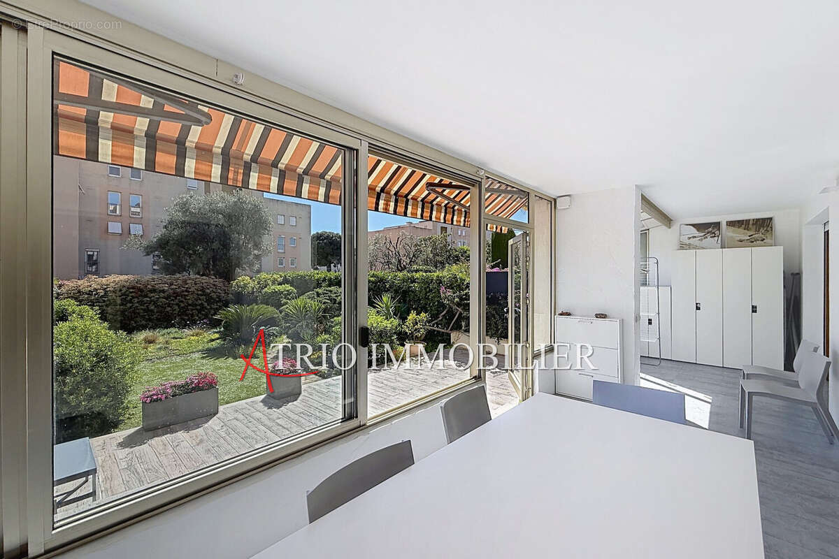 Appartement à SAINT-LAURENT-DU-VAR