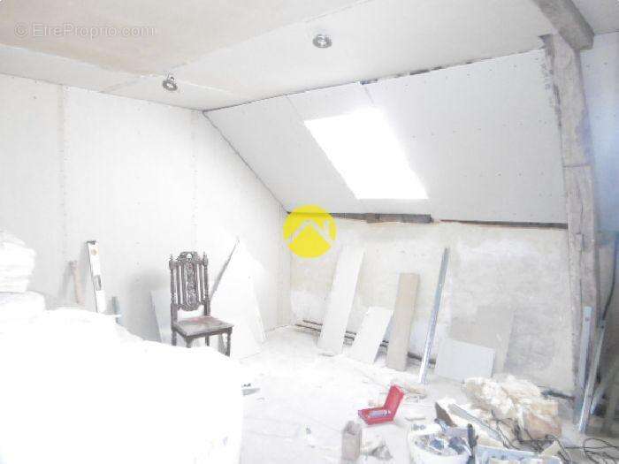 Maison à SAINT-HILAIRE-SUR-BENAIZE