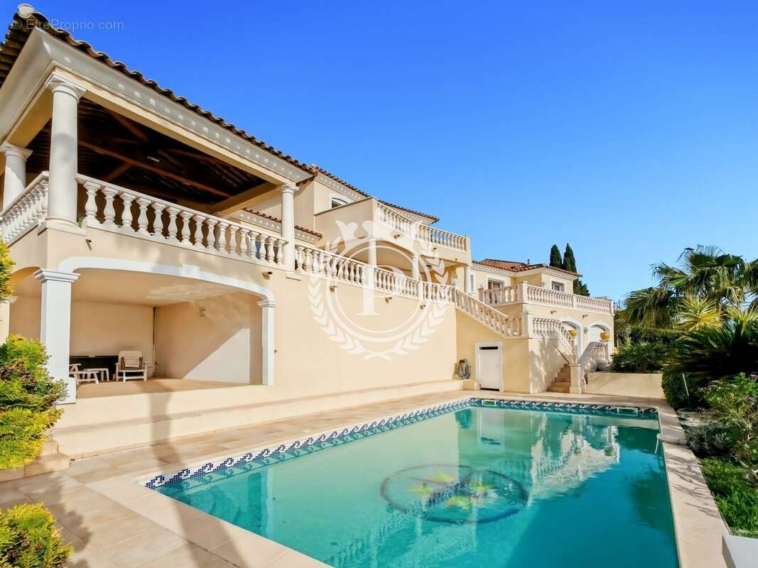 Maison à ROQUEBRUNE-SUR-ARGENS