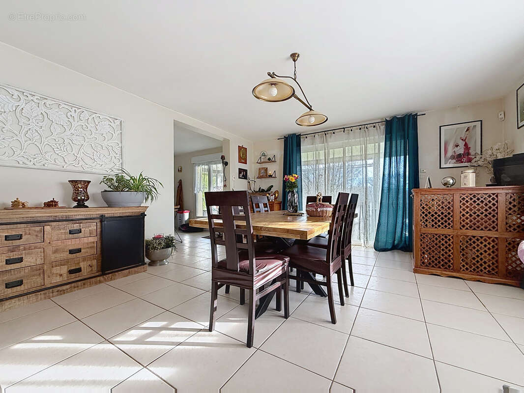 Maison à SAINT-CYR-LA-ROCHE