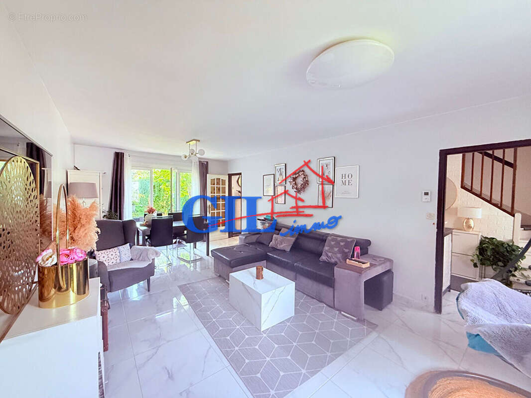 Maison à SAVIGNY-LE-TEMPLE