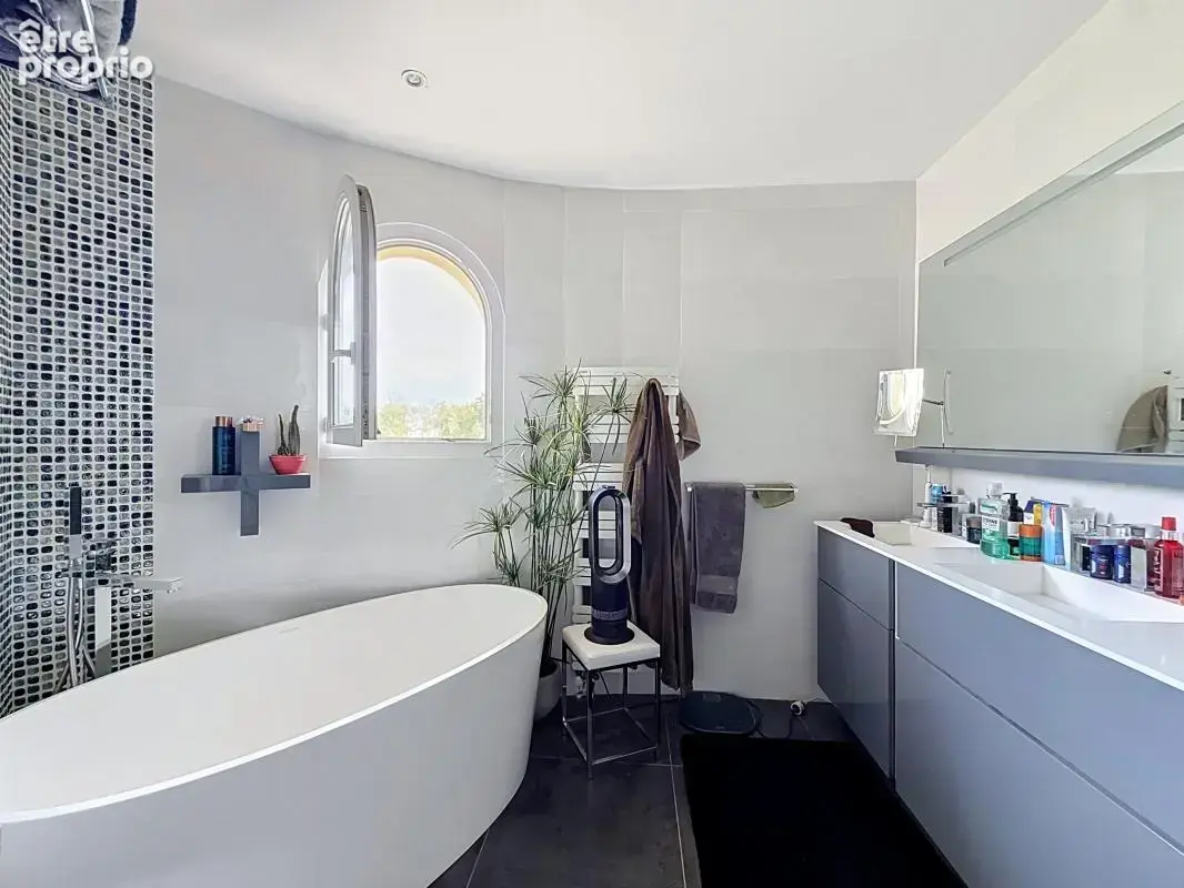 Maison - 5 Chambres - 1 Bureau - Buanderie - 2 Caves - Garage - Véranda - Piscine - Jardin - Proche toutes commodités - photo 27