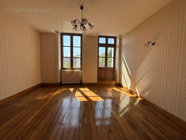 EXCLUSIVITE à AUTUN, T5 avec grandes dépendances, garage et cour. - photo 6
