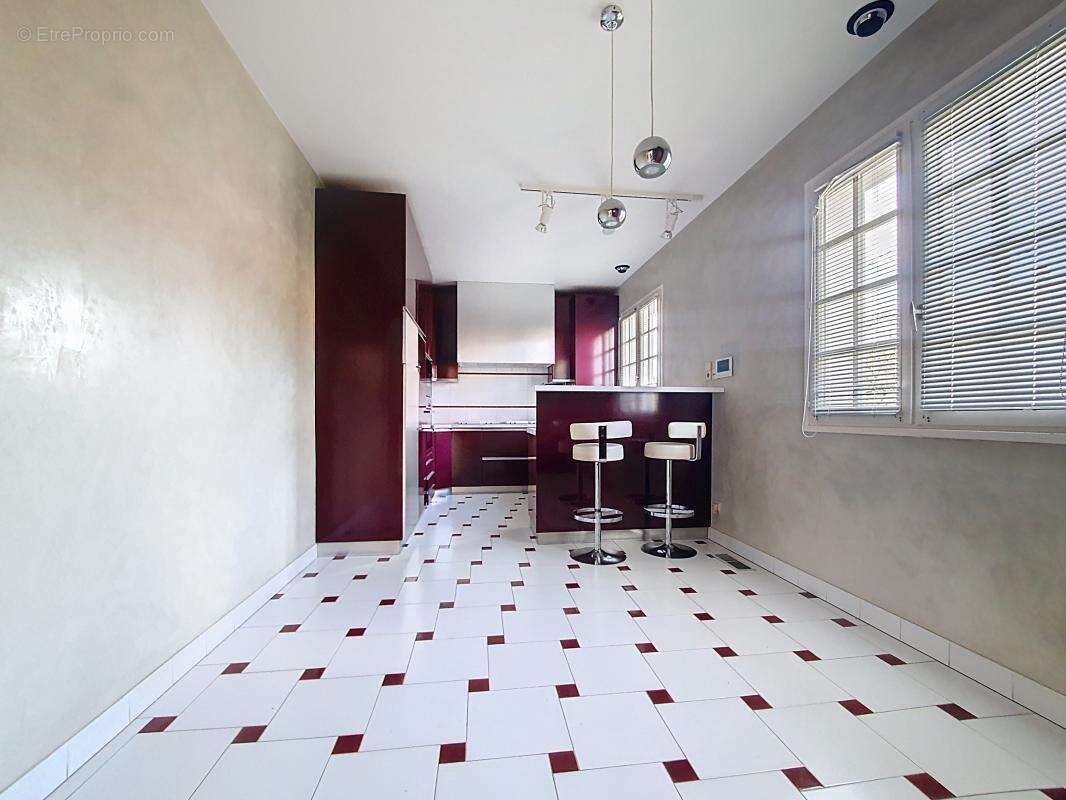 Maison - 4 Chambres - Bureau - Buanderie - Cave à vins - Garage - Piscine - Grande Cour - - photo 22