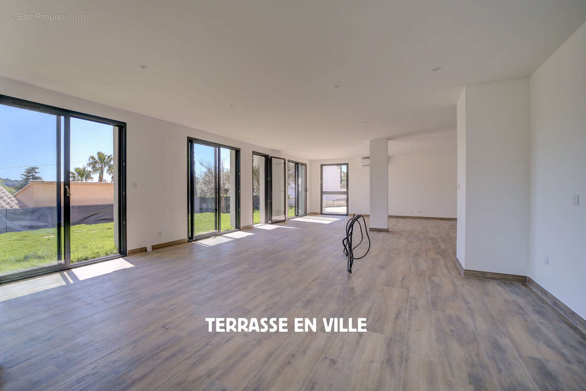 Maison à CEYRESTE