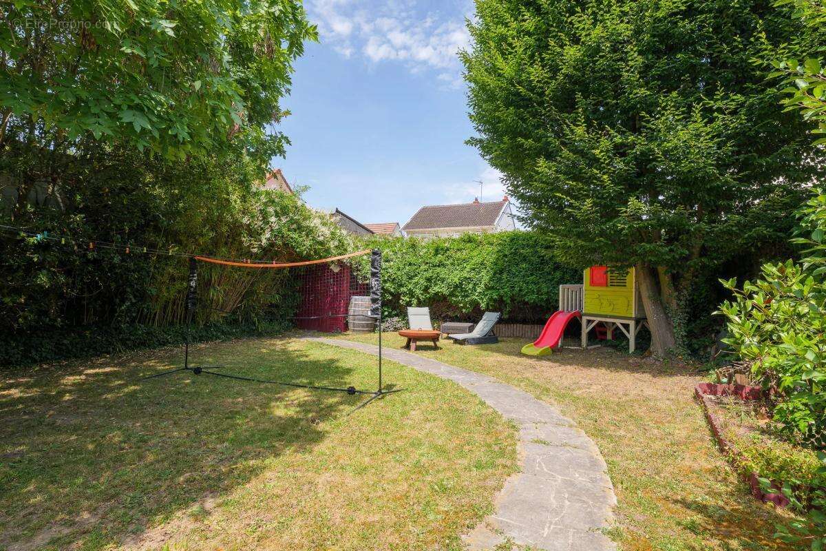 Maison 7 pièces 127 m² à Gagny avec piscine, jardin et parkings - photo 14