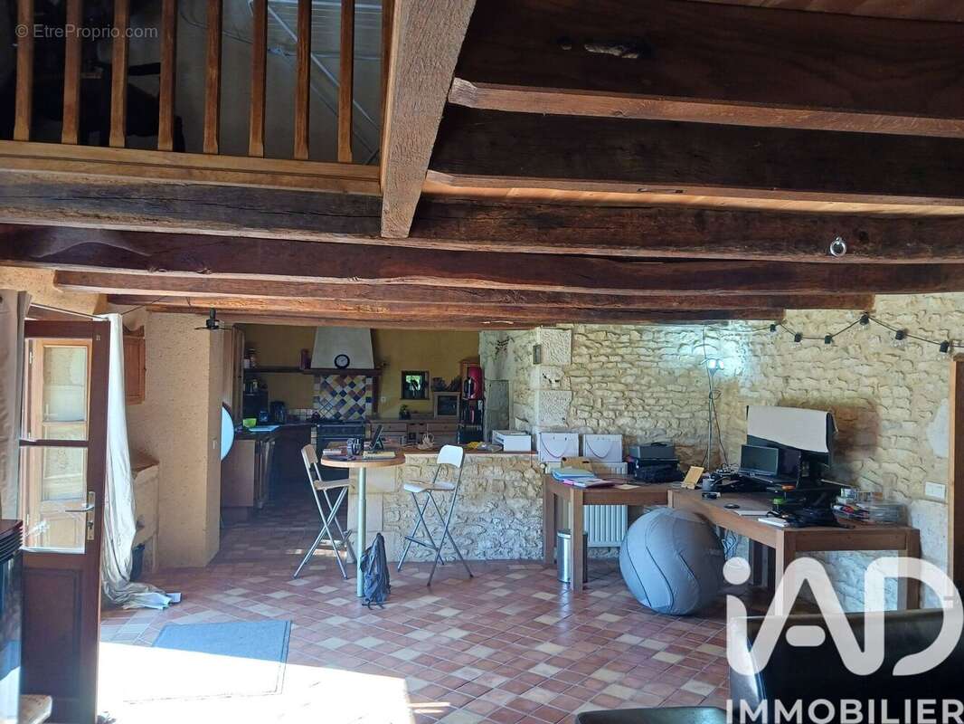 Maison 190 m² à Champagne-Saint-Hilaire  - photo 9