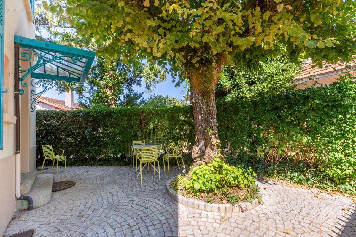 Charmante maison Bourgeoise de 8 pièces de 251 m² avec annexes - photo 2
