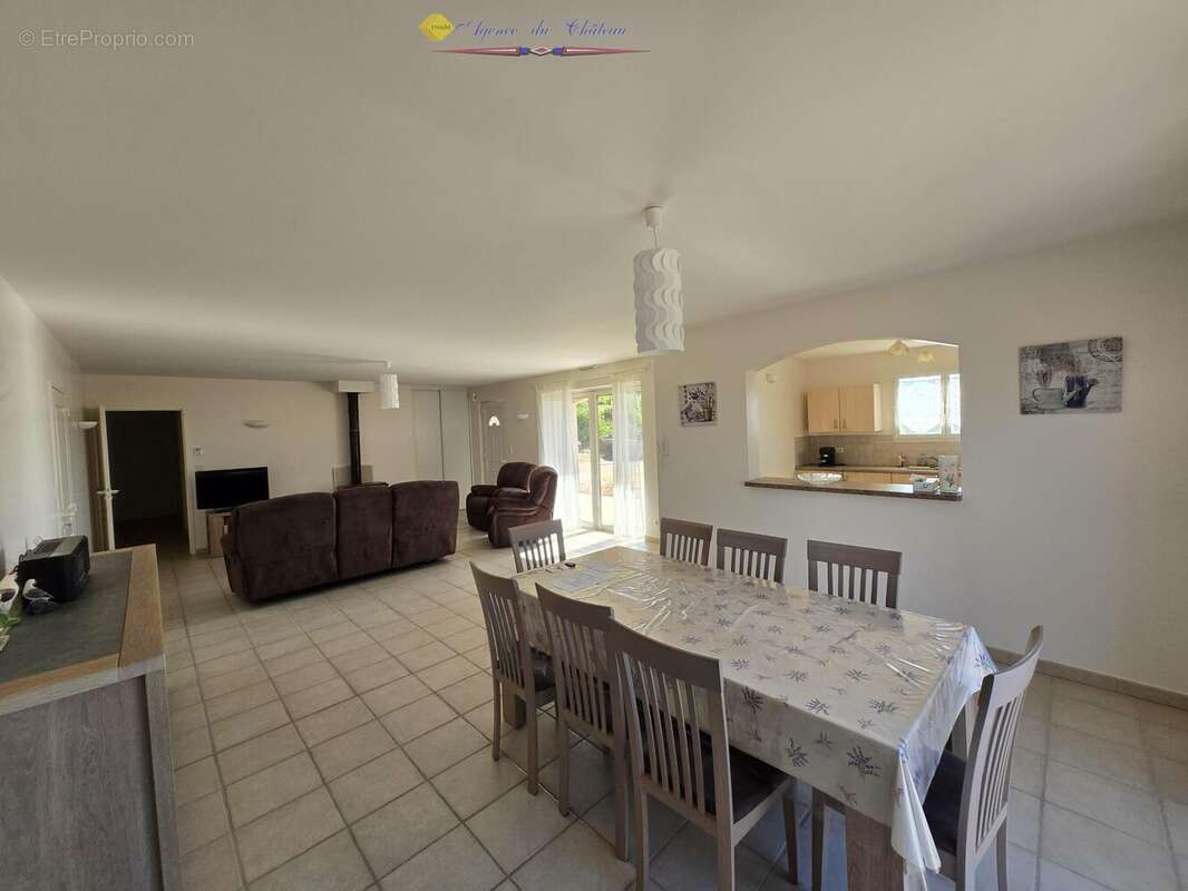 Maison 129 m² à Saint-Bonnet-Des-Bruyeres  - photo 4