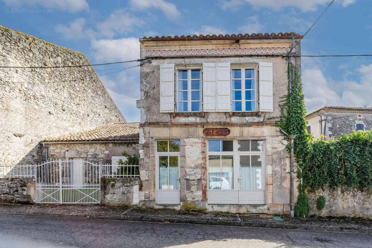 Maison de village avec jardin et garage - photo 2