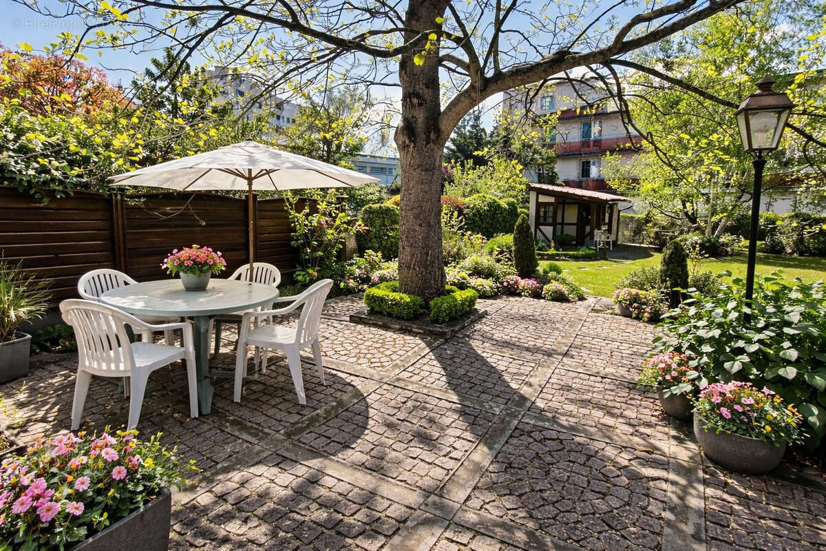 Clermont-Ferrand / Maison de caractère rénovée avec jardin et accès indépendant / 11 pièces 245 m² - photo 2
