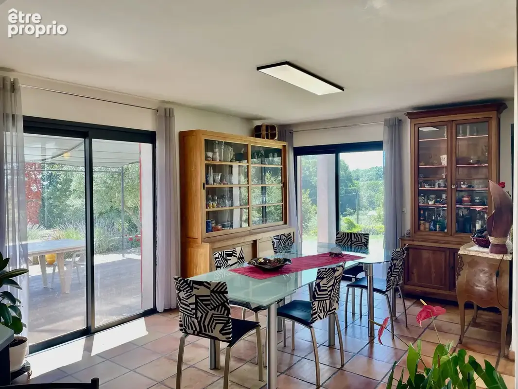 Dickjan POPPEMA d' eXp France vous propose cette magnifique villa avec 5 chambres, grande salon, piscine, grand jardin