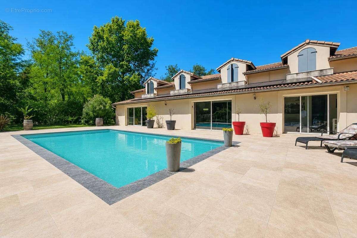 Maison de 11 pièces de 368 m² à Châteauneuf-sur-Isère - photo 2
