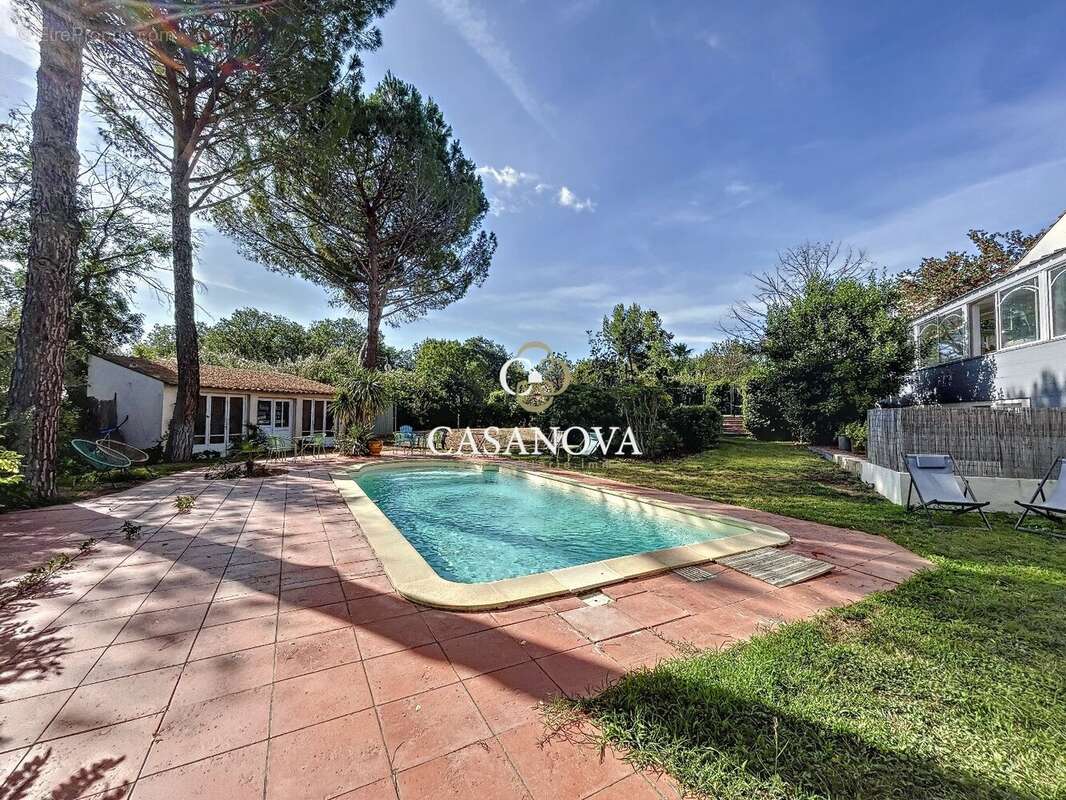 Hôtel à vendre avec 12 suites, un appartement, une piscine et potentiel restauration ou gîtes près de Pézenas - photo 3