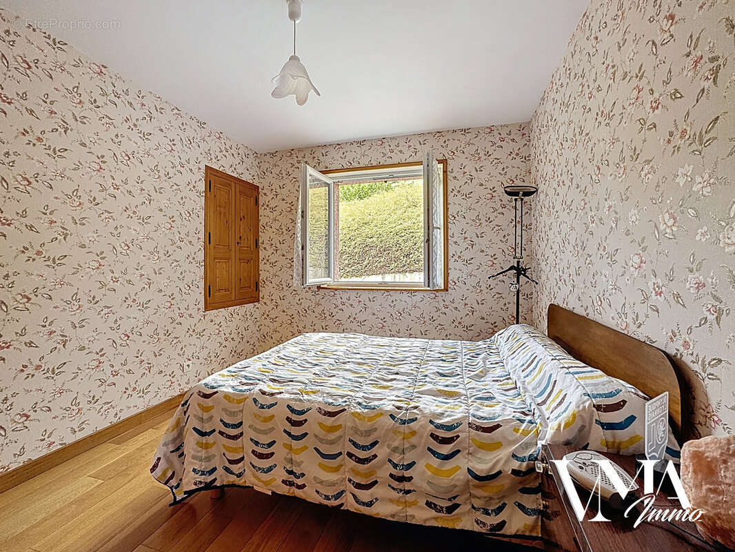 Maison à SAINT-GENIS-L'ARGENTIERE