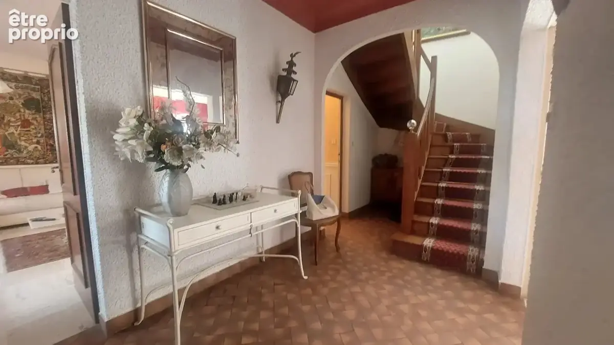 Maison 10 pièces 190 m² à vendre à Nueil-Les-Aubiers (79250) - photo 2