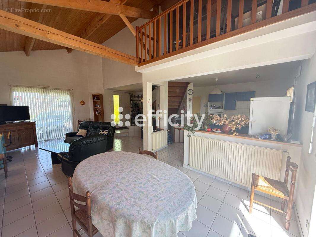 Maison à LES LANDES-GENUSSON