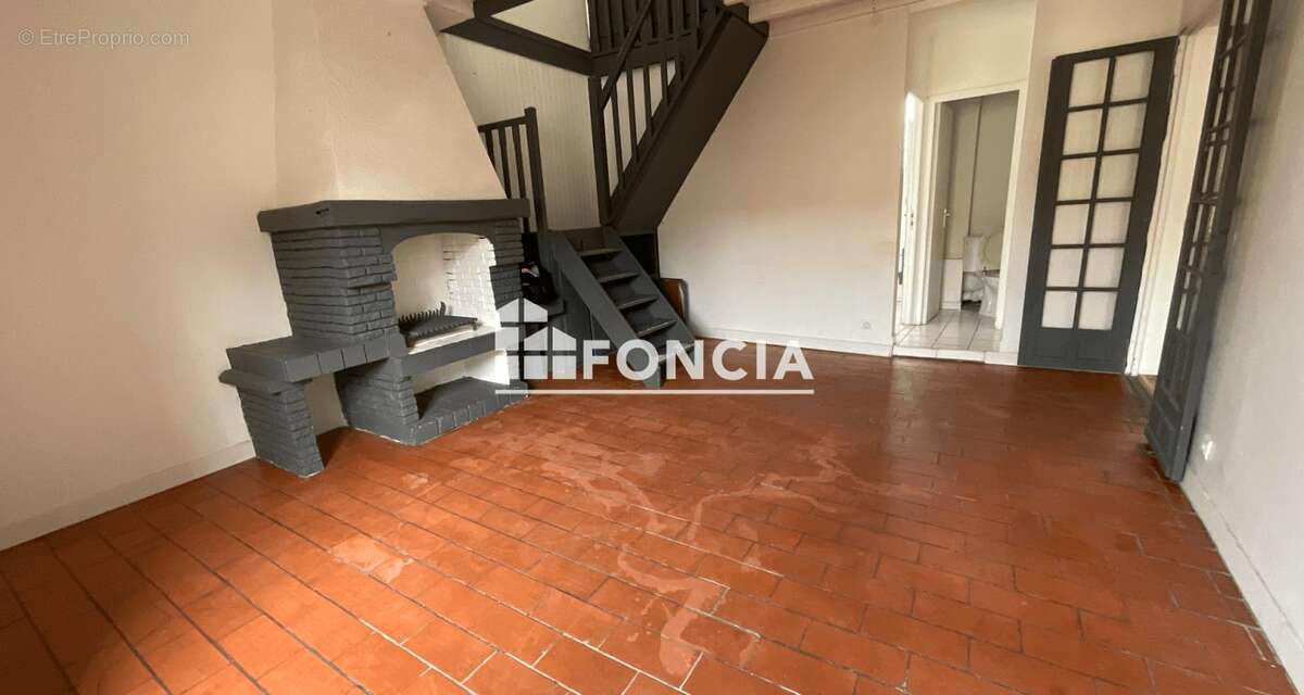 Plein cœur de Longjumeau, pour ce trois-pièces,en duplex, en intérieur de cour,proche de toutes les commodités, au calme et trés - photo 2