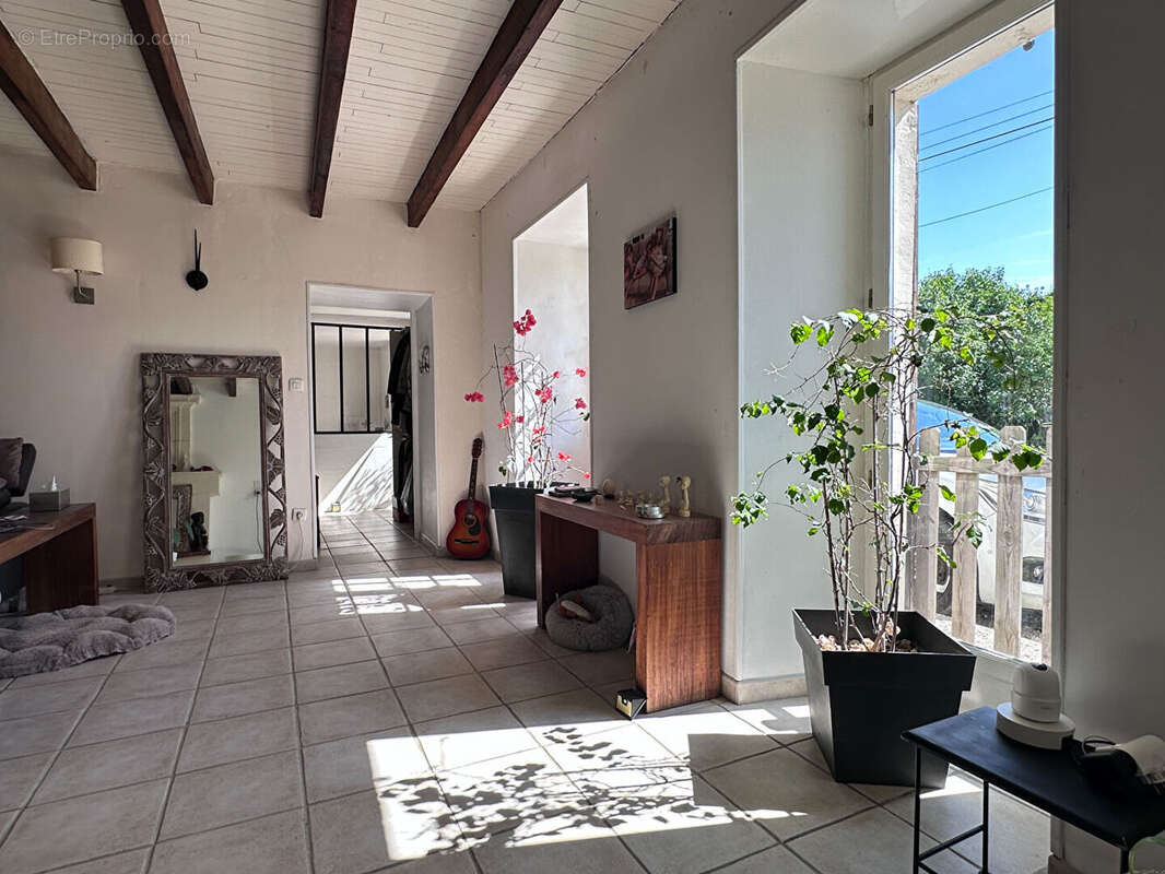Maison familiale avec piscine à Saint Bonnet Sur Gironde - photo 2