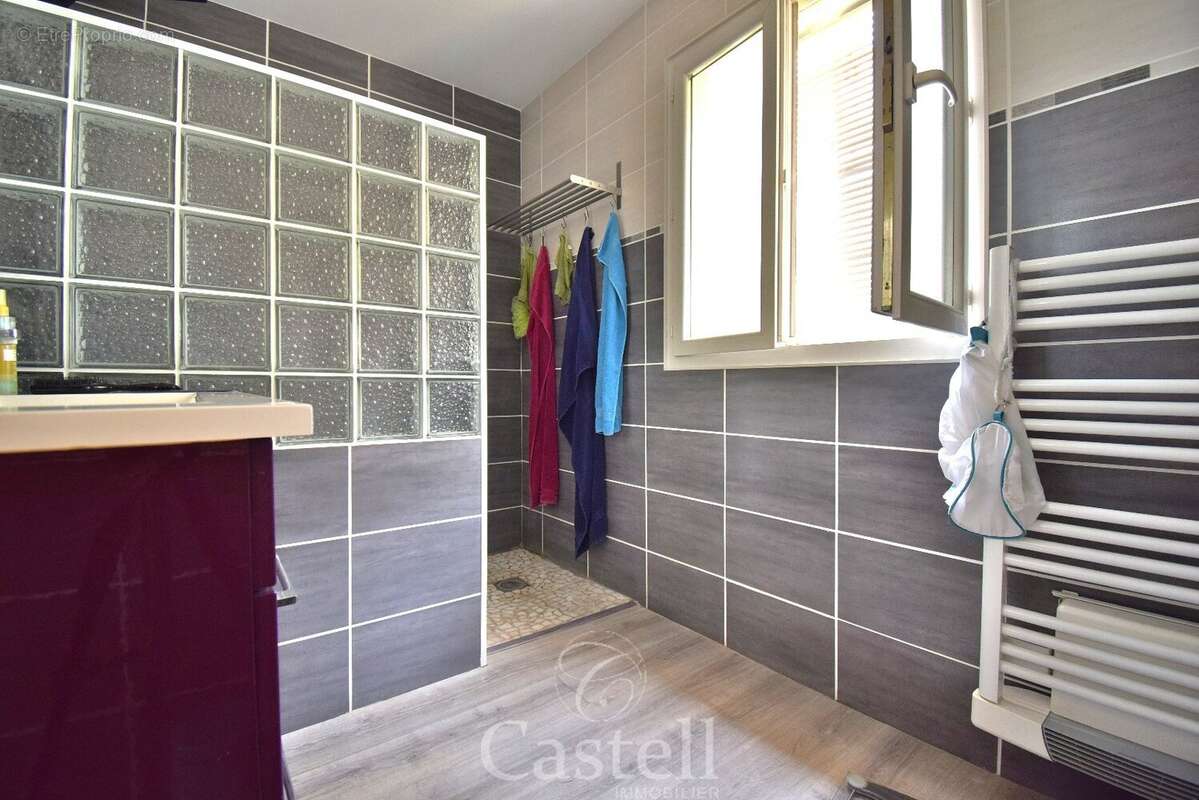 *** Villa type 5 + piscine + double garage *** - photo 9