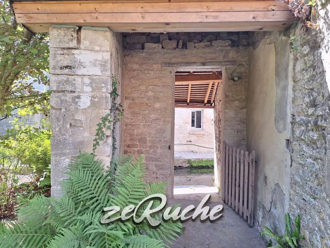  À vendre – Charmante maison de village au cachet exceptionnel avec jardin bordé de rivière - photo 9