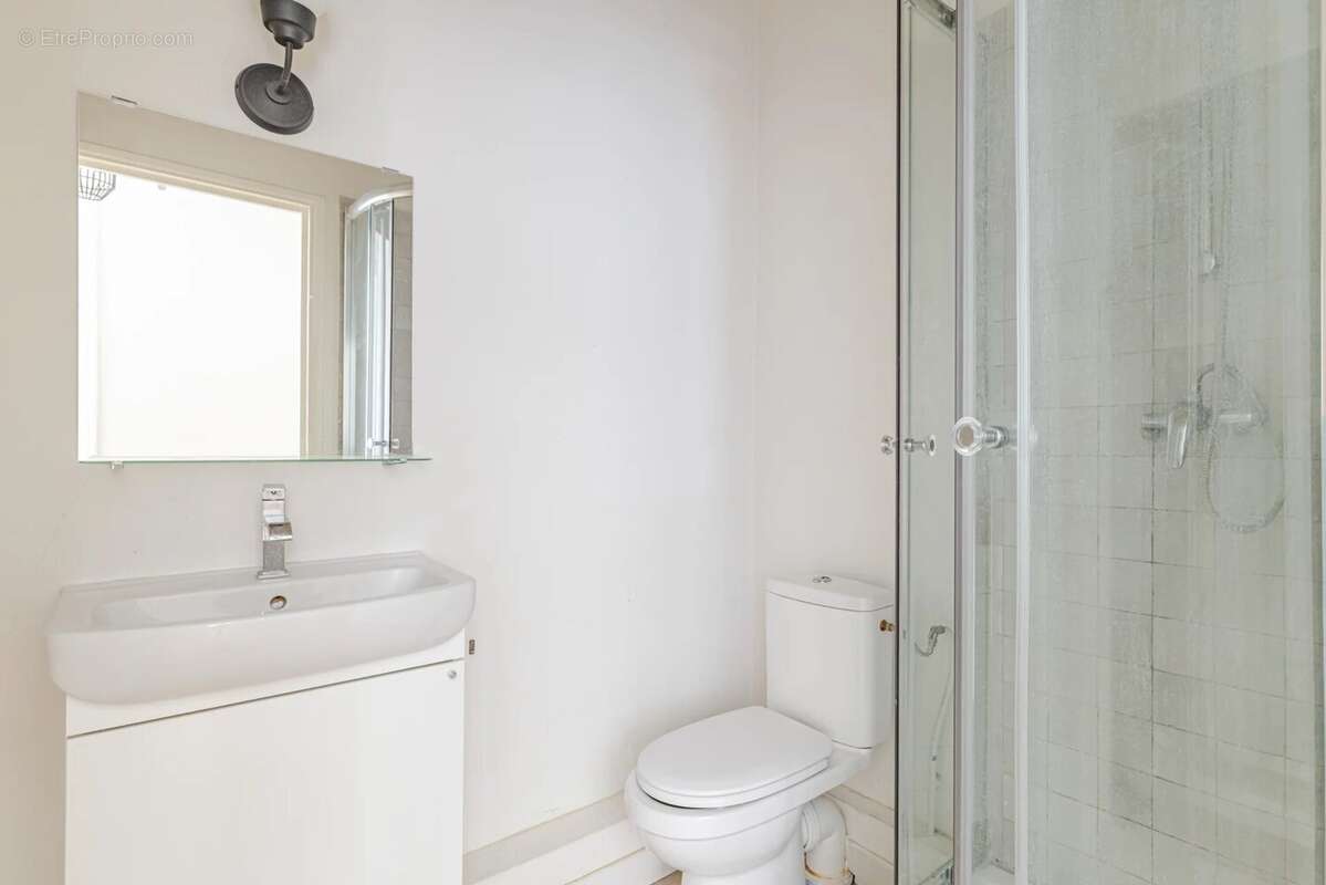 75017 - rue faraday - studio - belle hauteur sous plafond - photo 6