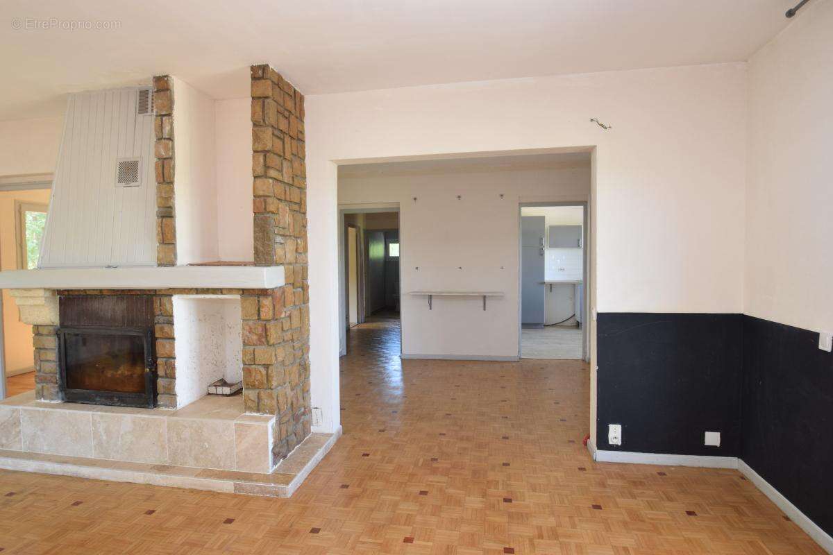 Maison à LE PUY-SAINTE-REPARADE