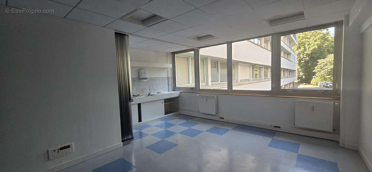 Local professionnel/bureaux a vendre angers centre - photo 2