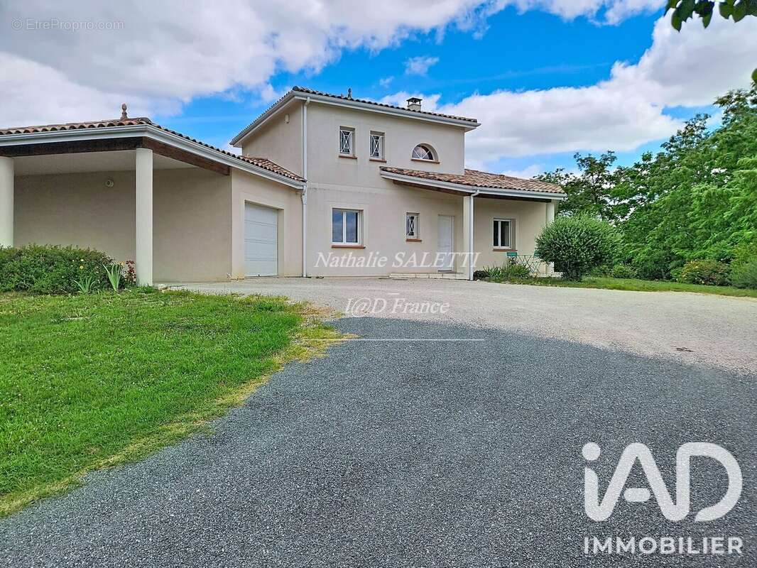 Maison 128 m² à Saint-Hilaire-De-Lusignan  - photo 2