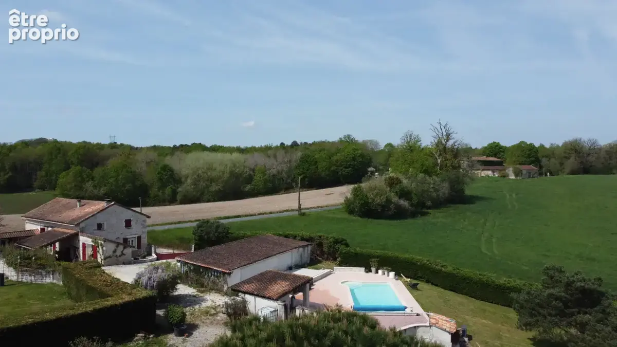 Charmante charentaise rénovée avec 4 chambres, piscine et vue dégagée - photo 1