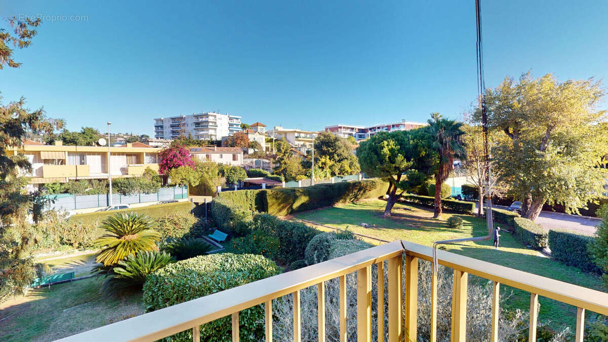 Appartement à SAINT-LAURENT-DU-VAR