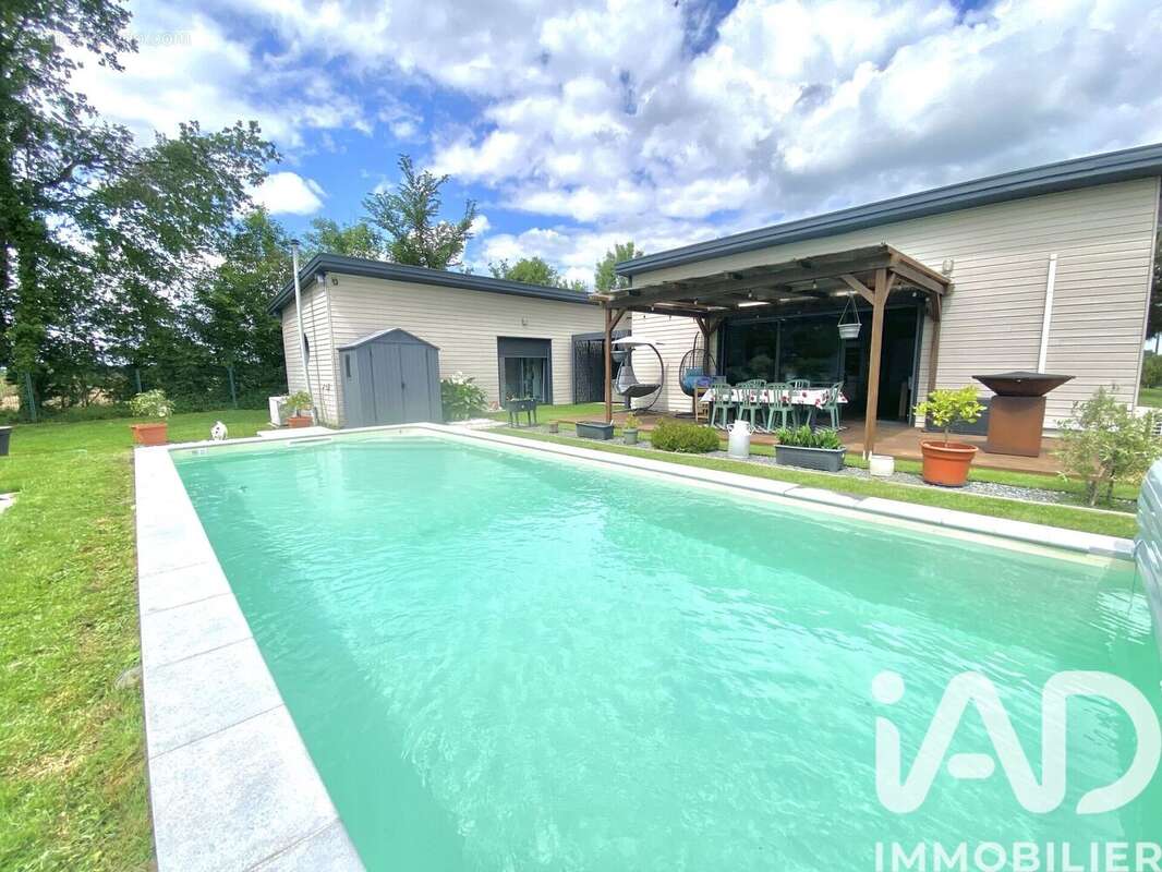 Maison 170 m² à La Gripperie-Saint-Symphorien  - photo 3