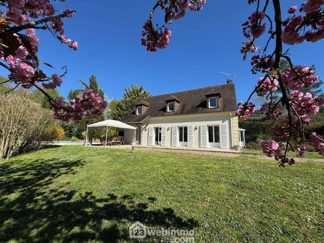 La maison vue du jardin. - Maison à SAINT-SAUVEUR-SUR-ECOLE