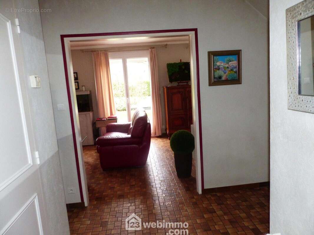 Le hall avec accès pièce à vivre et cuisine. - Maison à ISNEAUVILLE