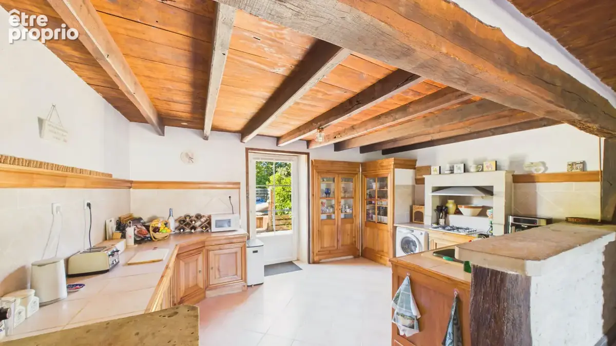 Exceptionnelle propriété de village avec gîte et piscine chauffée - Excellent potentiel de revenus - photo 7