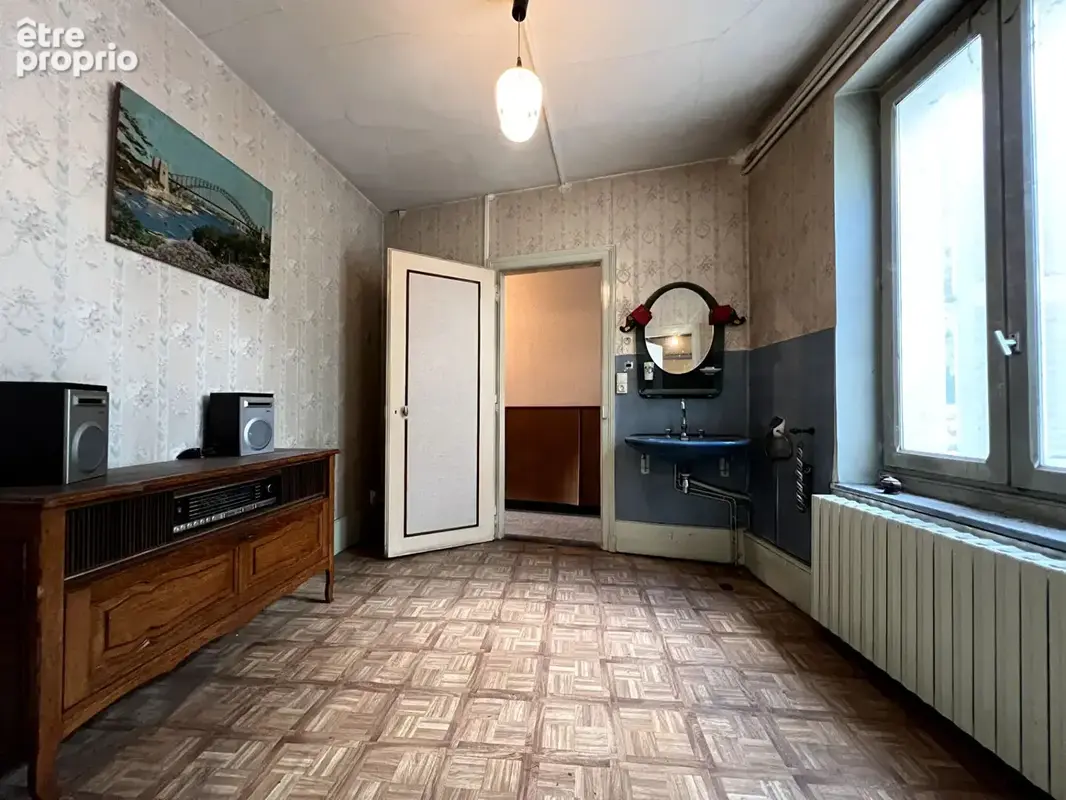 BAR LE DUC : Maison de ville 74 m² à rénover, 4 pièces, 2 chambres, garage, terrasse et jardin - photo 4