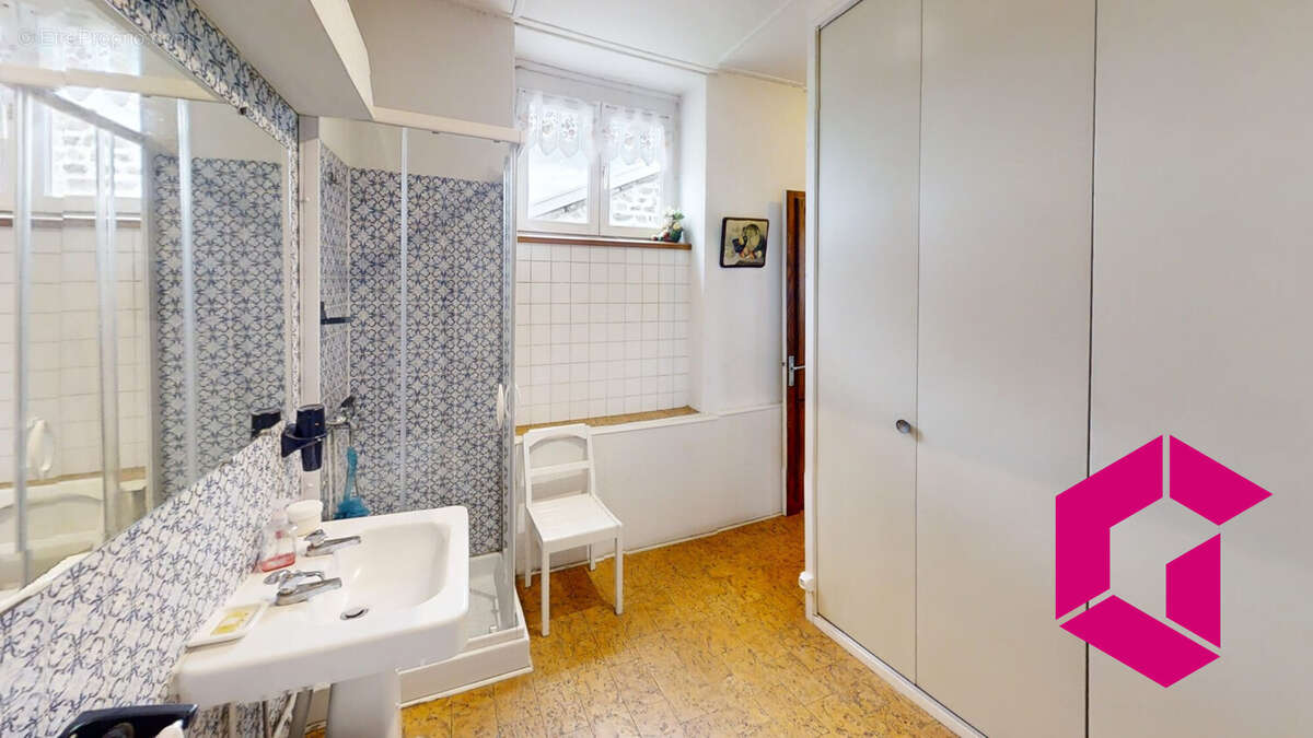 Maison à SAINT-ROMAIN-LACHALM