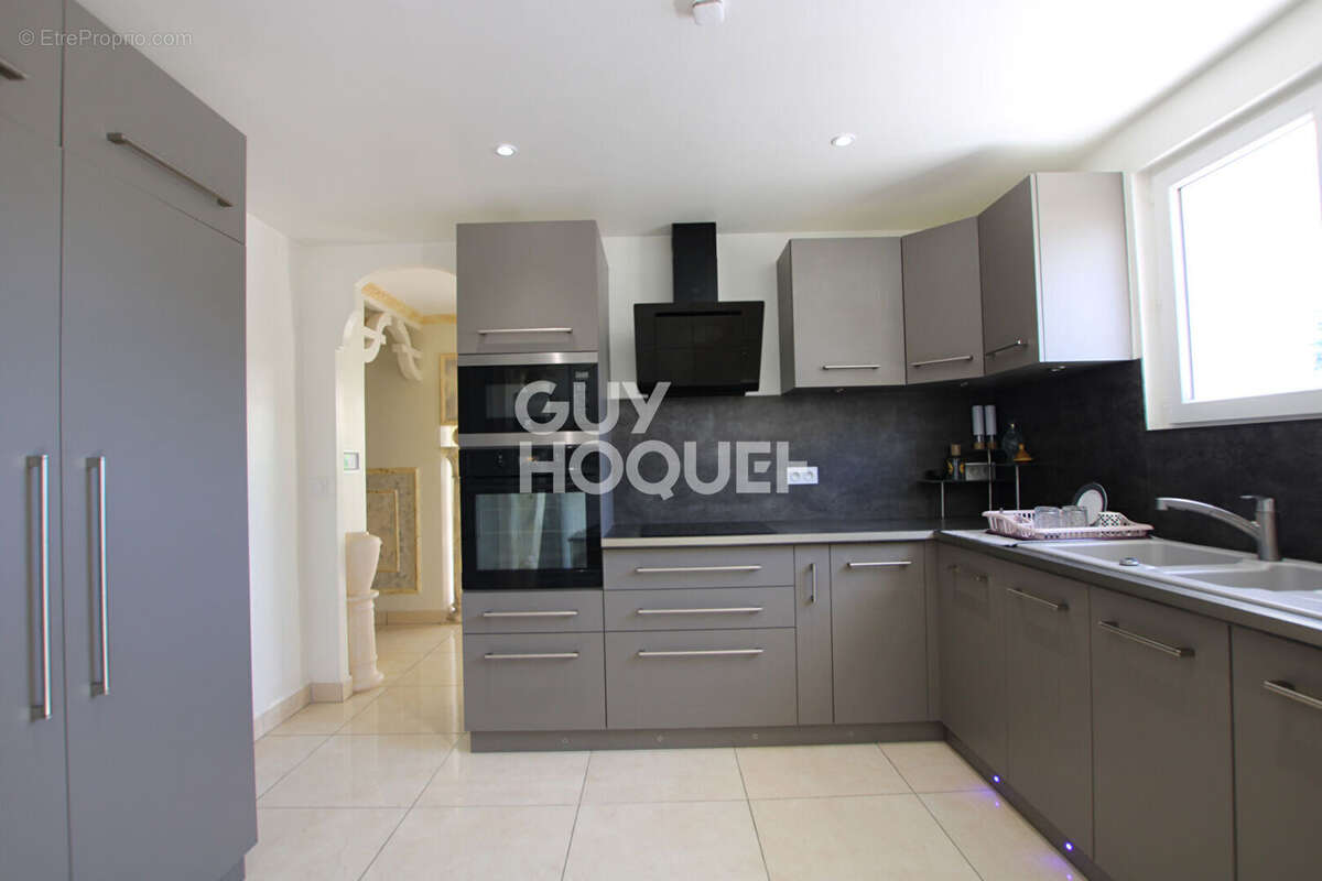 Maison à ENTRAIGUES-SUR-LA-SORGUE