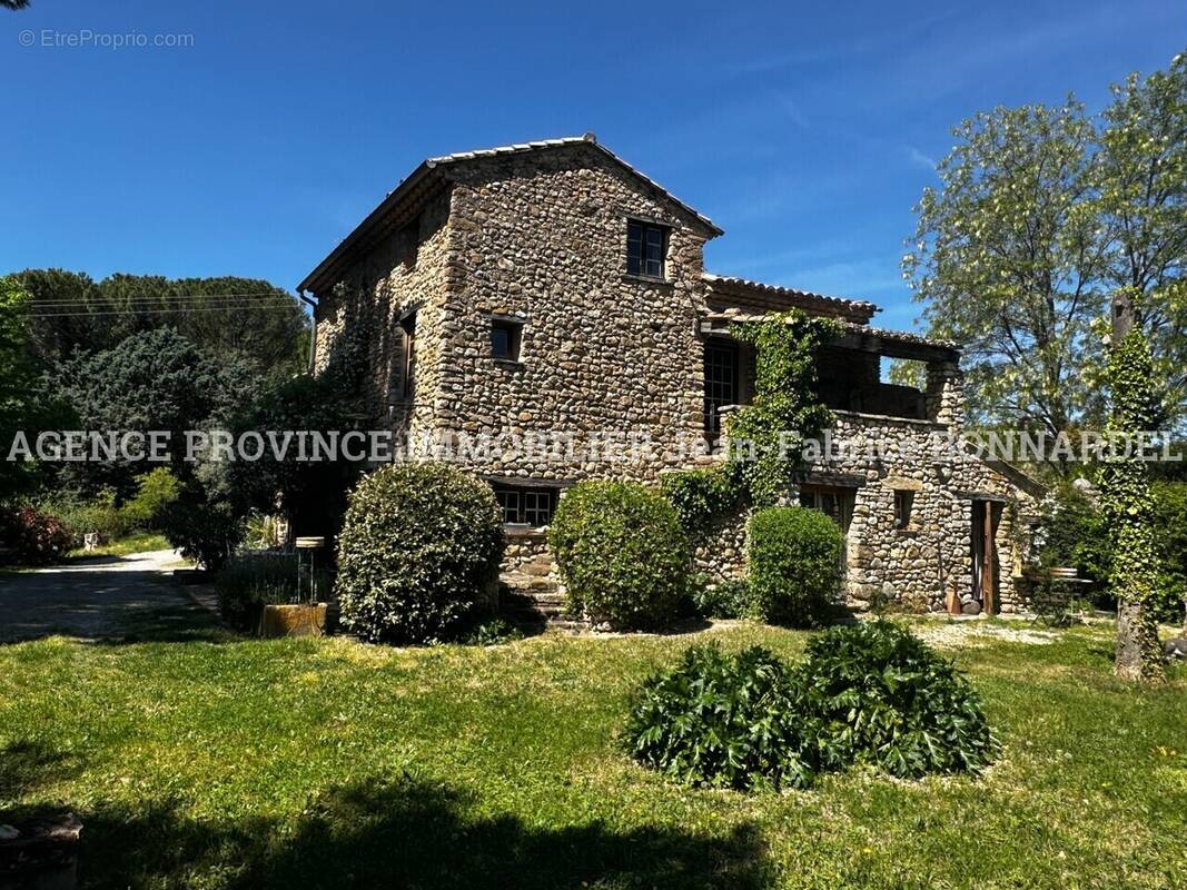 Maison à LES PILLES