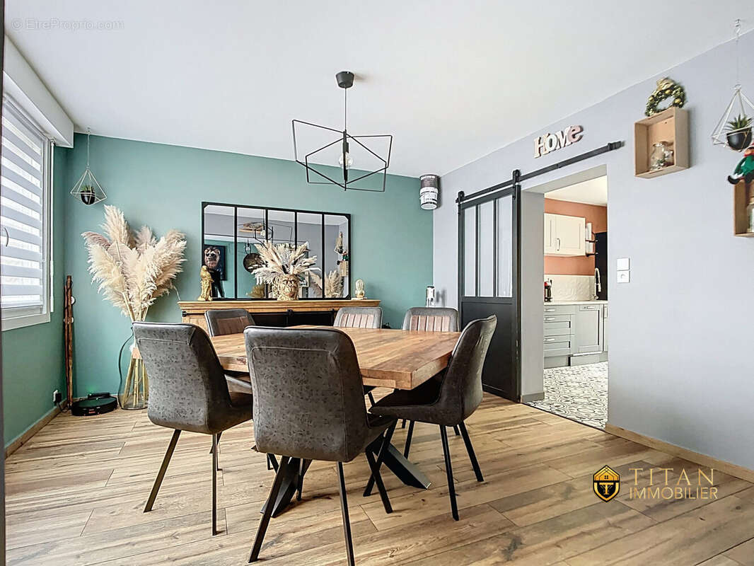 En Exclusivité : Maison semi-individuelle, 3 chambres, grand jardin avec terrasse, garage et places de stationnements. Titan immobilier - Maison à DUNKERQUE